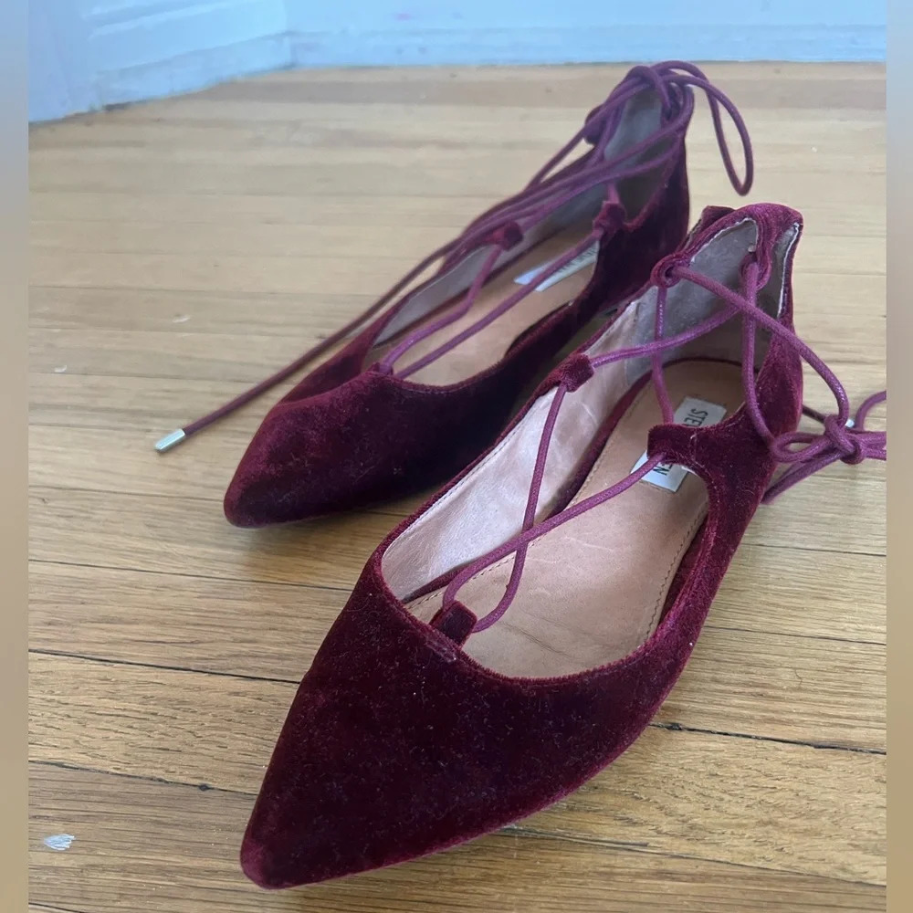 Steve Madden Burgundy Tie Up Holiday Christmas Velvet Ballet Flats | Size 7 - Picture 4 of 8